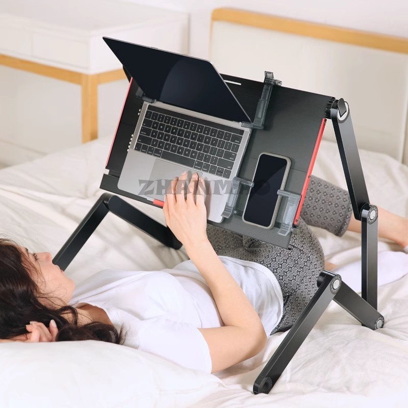 Liggend plat op het bed, lapto - Desk Setup Laptop recensie en prijs